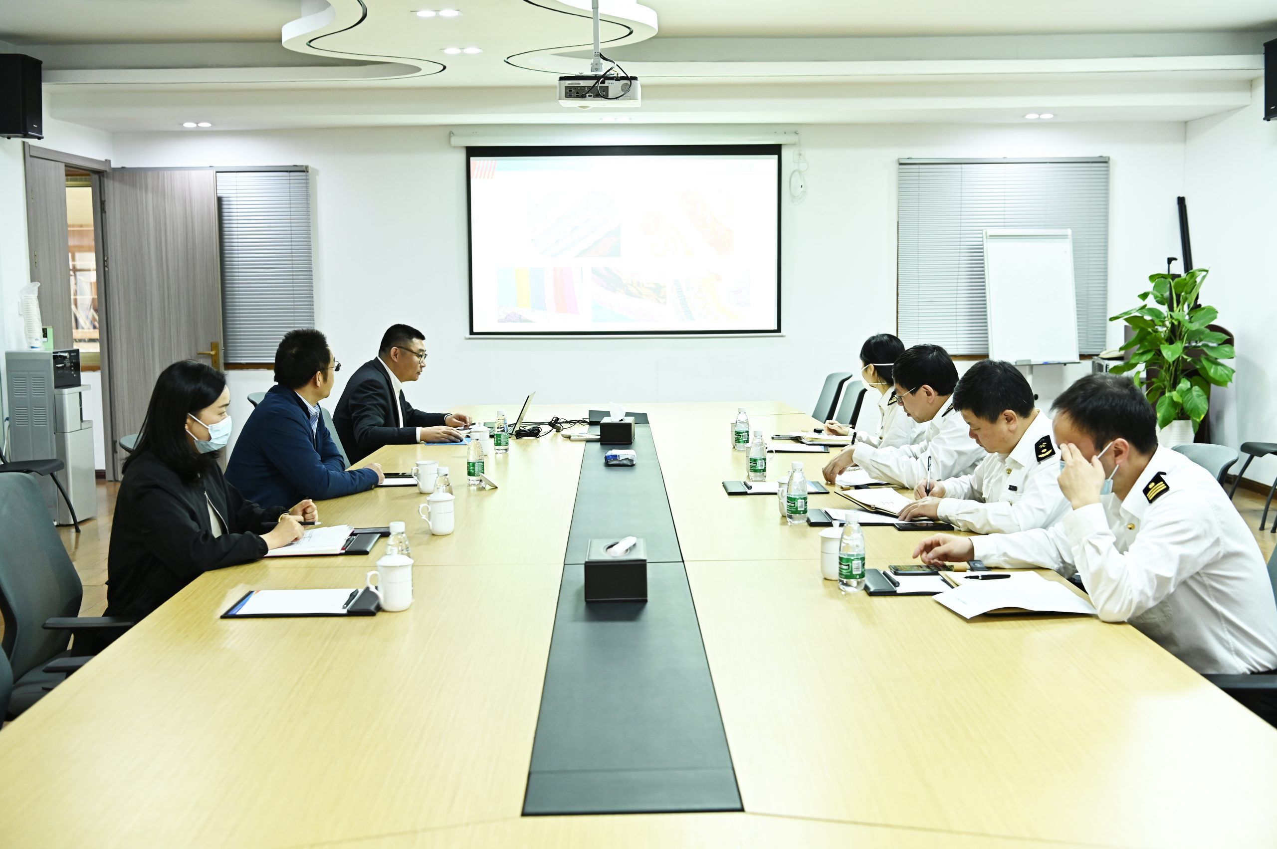 甬江海關(guān)趙關(guān)長(zhǎng)一行蒞臨國(guó)貿(mào)走訪調(diào)研